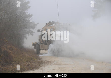 US-Soldaten der 370th Ingenieur Gesellschaft in ein RG-31 Nyala sind während einer situativen Übung (STX) auf das Joint Multinational Readiness Center in Hohenfels, Deutschland, 14. November 2012 von einer simulierten improvisierten Sprengsatz angegriffen. Die STX soll vorbereiten und trainieren U.S. und multinationale Kräfte für medizinische Evakuierung und Route Räumungsarbeiten in Afghanistan-Betriebsumgebung. (Foto: U.S. Army [Spc. Wayne Becton) 370th Ingenieur Unternehmen Situational Training Übung 121114-A-GM460-001 Stockfoto