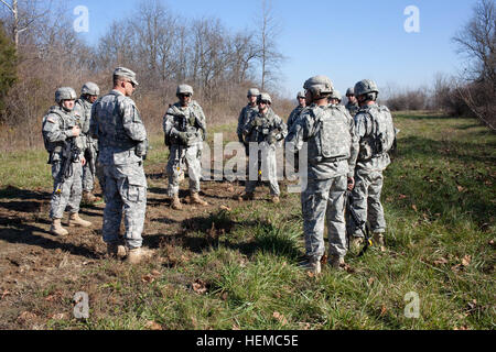 Sgt. 1. Klasse Anthony Cox, von Bessmer, Michigan, mit 1. Bataillon, 335th Training Support Brigade, führt eine Überprüfung der wie die Soldaten des 5. Bataillons 113. Feldartillerie durchgeführt, nachdem ihre Aussichtspunkt wurde von Demonstranten während des Trainings am Camp Atterbury gemeinsame Manöver Training Center, ind., November 17 überrannten. Das 5. Bataillon, 113. Feldartillerie, Einsatz als multinationale Kraft Beobachter die erzwingen der Friedensvertrag Israel und Ägypten auf der Sinai-Halbinsel, gibt es strenge Regeln, die die Anwendung von Gewalt außer in Fällen der Selbstverteidigung zu verbieten; Sie sind dort zu beobachten und Stockfoto