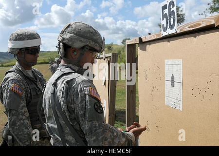 Am Samstag 17 Okt., Mitglieder des 130. Pionier-Bataillon durchgeführt 101. Truppe Befehl, Puerto Rico National Guard, ihre jährliche Waffen Qualifikation Ausbildung bei Camp Santiago gemeinsame Manöver Training Center, Salinas, Puerto Rico. Die Bürger-Soldaten durchgeführt verschiedene Trainingsmodule Bohren Wochenende der Humvee Egress Hilfe Trainer (Wärme Ausbildung) enthalten. (US-Armee Fotos von Spc. Wilma Orozco Fanfan, 113. Mobile Public Affairs Abteilung, 101. Truppe Befehl Puerto Rico Army National Guard) 101. Truppe Befehl Bürger Soldaten ziehen Waffen Fähigkeiten 785863 Stockfoto