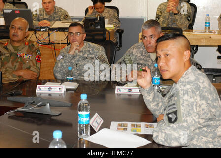 Der 3. Brigade Combat Team Kommandant statt US-Oberst Viet X. Luong (ganz rechts) von Fort Campbell, Kentucky, Adressen Kommandeure von Regional Command East und die pakistanische Armee an einer Grenze Sicherheit Diskussion auf Forward Operating Base Salerno, Afghanistan, 5. Juni. Pakistanische Armee 11. Korps-Kommandeur, Generalleutnant Malik Asif (ganz links); US-Armee Generalmajor Curtis Scaparrotti (Mitte links), kombinierte gemeinsame Task Force 82 Kommandant; und die eingehende CJTF-101 Commander, US Armee Generalmajor John Campbell (rechts Mitte), besuchte das treffen, bestimmt, grenzüberschreitende Koordination fördern und erhöhen Stockfoto