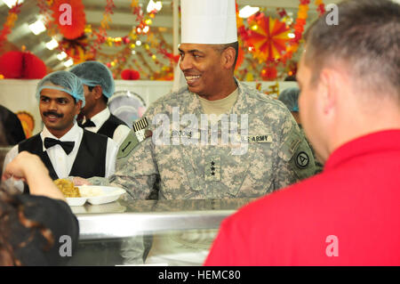 Lt. gen Vincent K. Brooks, Dritte Armee/ARCENT Kommandierender general, dient Soldaten und Zivilisten Thanksgiving-Dinner im Camp Arifjan, Kuwait, 22. November 2012. Dritte Armee Thanksgiving 121122-A-MH600-212 Stockfoto