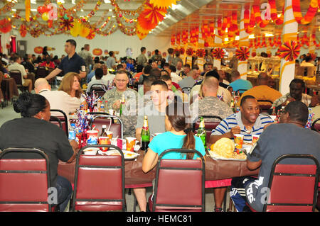 Militärangehörige und Zivilisten Speisen Thanksgiving-Dinner in der Zone 2 Anlage in Camp Arifjan, Kuwait, 22. November 2012. Das Essen wurde von Generalleutnant Vincent K. Brooks, Dritte Armee Kommandierender general, serviert und Command Sergeant Major Stephan Frennier, Dritte Armee Senior Berater angeworben. Dritte Armee Thanksgiving 121122-A-MH600-268 Stockfoto