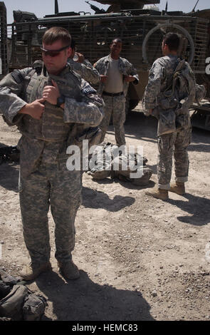 Ein US-Armeesoldat aus Kompanie B, 1. Bataillon, 23. Infanterieregiment, 3. Stryker Brigade Combat Team, 2. Infanteriedivision, bereitet die Körperpanzerung für eine Mission in Bagdad, Irak, am 22. Mai 2007 vor. Stockfoto