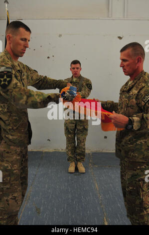 Oberstleutnant Rory A. Crooks, Kommandant des 1. Bataillons, 37. Feldartillerie-Regiment von Joint Base Lewis-McChord, Washington, zieht das Gerät Farben mit Command Sergeant Major Thomas C. Reitmeier während einer Übertragung von Autorität Zeremonie am Forward Operating Base Lagman, Afghanistan, 27. November 2012.  Während ihres Einsatzes durchgeführt 1-37 FA mehr als 900 Patrouillen einschließlich explosive Ordnance Entsorgung Patrouillen, partnered Bekämpfung Patrouillen und Sicherheitsstreifen. 1-37 FA feuerte mehr als 1.800 Artillerie runden und eine Partnerschaft mit dem 2. Kandak, 205. Korps, afghanische Nationalarmee zu ermöglichen, ihre co Stockfoto