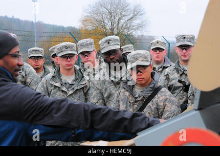 US-Armee Soldaten aus dem 541st Ingenieur-Unternehmen Unterricht von Charles Woods, ein Lehrer mit den Joint Multinational Readiness Center am Buffalo Mine-geschützten Fahrzeug mit Georadar während einer situativen Übung auf der Joint Multinational Readiness Center in Hohenfels, Deutschland, 28. November 2012 gegeben. Die STX soll vorbereiten und trainieren U.S. und multinationale Kräfte für medizinische Evakuierung und Route Räumungsarbeiten in Afghanistan-Betriebsumgebung. (Foto: U.S. Army Spc. W. Ryan Livingston/freigegeben) 541st Ingenieur Unternehmen situative tr Stockfoto