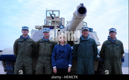 Gouverneur von Arizona Jan Brewer posiert mit einer M1A2 Abrams Kampfpanzer Crew zugewiesen, die 3rd Armored Brigade Combat Team, 3. US-Infanteriedivision in Camp Buehring, Kuwait, Dez. 4. Die Besatzung gab Brauer eine Tour durch die Abrams während ihrer jüngsten Reise Camp Buehring. Brewer aßen und unterhielten mit Soldaten nach einem 3. ABCT Arizona Einheimische treffen und einem Rundgang durch das Camp. 3. ABCT betreibt Partnerschaft Training mit ihren kuwaitischen Kollegen, aufbauend auf die militärischen Beziehungen zwischen Kuwait und den USA Arizona Gouverneur Jan Brewer Besuche Vorschlaghammer Soldaten in Kuwait 796326 Stockfoto