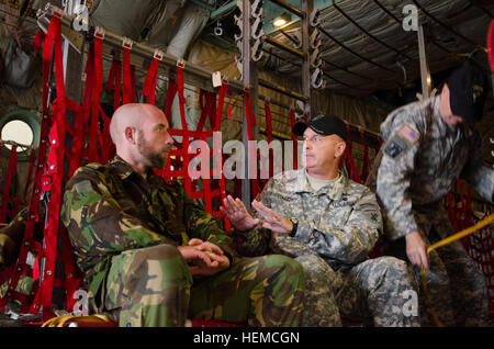 Niederländische Armee Sgt. 1. Klasse Auke Meijer (links), ein Heli in die Holländische Verteidigung Fallschirm Schule, Breda, Niederlande, und US Armee Sgt. Bradley Handy, ein Heli der U.S. Armee zivile Angelegenheiten & psychologische Operations Command (Airborne) in Fort Bragg, N.C., gehen über in der Luft Befehle während der Proben 5. Dezember 2012 an Papst Army Airfield, Fort Bragg. (Foto: U.S. Army Staff Sgt Osvaldo Equite) USA und ausländischen Jumpmasters durchzuführen größte multinationale airborne Operation für einen guten Zweck 121205-A-KD443-086 Stockfoto