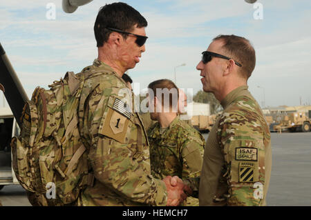 Pensionierte Armee Captain Samuel Brown schüttelt Hände mit Generalmajor Robert "Abe" Abrams, 3. US-Infanteriedivision und Regional Command (Süden) Kommandierender general, bei der Ankunft am Flugplatz der Kandahar, Afghanistan, für Betrieb richtige Ausfahrt, 6. Dezember 2012. Betrieb richtige Ausfahrt bringt schwer verwundet Service-Mitglieder wieder auf das Theater, wo sie nachhaltig ihren Verletzungen eine aus erster Hand aktualisiert auf der anhaltenden Mission und in den Heilungsprozess unterstützen. Brown ist aus Dallas, Texas. (Foto: U.S. Army Sgt Ashley Curtis) Verwundeten Krieger kehren zurück nach Afghanistan, glauben "Es war alles für Somethi Stockfoto