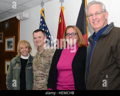 Von links nach rechts: Airizona gov Janice K. Brewer, Deputy Commanding General-Manöver des Regional Command - Osten Major General Paul E. Funk II, Senior zivile Vertreter des Regional Command - Osten Karen Decker und Missouri Gouverneur Jeremiah W. Nixon versammeln sich für ein Foto nach einem Treffen über den Fortgang der Koalition Bemühungen in Ost-Afghanistan in Bagram Air Field, 6. Dezember 2012. (Foto: U.S. Army Staff Sgt David J. Overson, 115. Mobile Public Affairs-Abteilung) Governors besuchen Truppen bei Bagram Air Feld 121206-A-RW508-006 Stockfoto