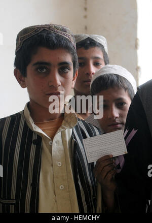 Eine Gruppe von afghanischen jungen warten außerhalb der Versammlung Bereich einer Frau treffen in Spin Boldak Bezirk Mitte, Provinz Kandahar, Afghanistan, 7. Dezember 2012. Das Treffen unter der Leitung von weiblichen afghanischen Führer der Regierungschefs der islamischen Republik Afghanistan, nicht-Regierungs-Organisationen und anderen lokalen Berufsfrauen fand in Verbindung mit den internationalen 16 Tage Aktivismus gegen geschlechtsspezifische Gewalt Kampagne, die vom 25 Nov. bis Dez. 10 läuft. Frauen diskutiert Themen zugreifen solche Frauenrechte, Bildung, medizinische Versorgung und Hygiene. Globale Bewegung kommt zu ländlichen Bezirk von Spin Stockfoto