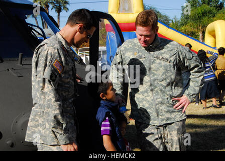 Sprechen Sie Major Tim Woods und Kapitän Justin Douglas, Piloten aus 2-285. Aviation Battalion der Arizona National Guard, mit einem Kind während "Fahrräder für Kinder" in Phoenix, Dez. 8. Die Wache Mitglieder Anzeige eines Black Hawk-Hubschrauber und ein paar Armee LKW vorgesehenen sowie half präsentieren die Überraschung der Fahrrad Geschenke an die Kinder und sie austeilen. Neben Phoenix Polizei und Feuerwehr haben dabei geholfen, die Guard-Mitglieder auf einen unvergesslichen Urlaubsereignis für weniger glücklichen Familien in der Gemeinde. Auf engen 121208-A-TA765-029 Stockfoto