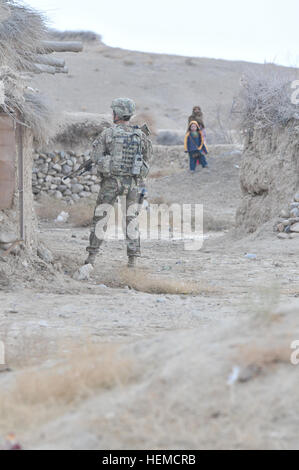 Mississippi nationaler Gardist, Sgt. Bradley Thomas von Noxapater, Frl., bietet Sicherheit in Terwoki Dorf, während andere Mitglieder der landwirtschaftlichen Entwicklungsteam Frl. NG Karez Reinigungsgerät in Zabul Provinz, Afghanistan, 14. Dezember 2012 entladen.  Zabul ADT hilft Dörfer in Tarnek wa Jaldak Bezirk Zabul Provinz ihre Karez-Systems auf Beschädigungen zu überprüfen und dann die Dörfer Darlehen die erforderliche Ausrüstung für Reparaturen.  Ein Karez ist ein System von unterirdischen Kanälen, die Wasser aus dem Aquifer in höheren Lagen zu Bereichen Hang hinunter tragen.  (US Armee-Foto von Sgt. Lori Bilyou) Ein Stockfoto