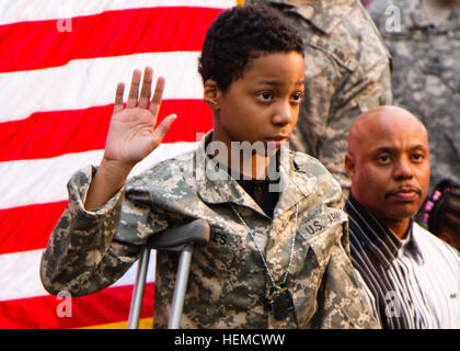 Khalil Quarles, 10, erhebt seine Rechte Hand während seiner ehrenamtlichen Eintragung in die Armee-Reserve, als sein Vater, Damon, die Verleihung in Baltimore, MD. Maj Gen Sanford Holman Uhren, 200. Militärpolizei Befehl Kommandierender general, lesen Sie die besonderen Eid Eintragung für Quarles, leidet an einer seltenen Form von Krebs, die weniger als 1 Prozent aller Menschen betrifft, die wurden Krebs diagnostiziert. Quarles, der unheilbar krank ist, sagte, es wäre sein Traum, in der Armee zu gewinnen. Durch Freunde von Freunden und die Macht von social Media eine Partnerschaft die 200. MPCOM mit Soldaten in Kuw Stockfoto