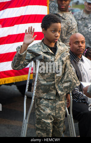 Khalil Quarles, 10, erhebt seine Rechte Hand während seiner ehrenamtlichen Eintragung in die Armee-Reserve, als sein Vater, Damon, die Verleihung in Baltimore, MD. Maj Gen Sanford Holman Uhren, 200. Militärpolizei Befehl Kommandierender general zu lesen, dass die besonderen Eid Eintragung für Quarles, leidet an einer seltenen Form von Krebs, die weniger als 1 Prozent aller Menschen betrifft, die wurden Krebs diagnostiziert. Quarles, der unheilbar krank ist, sagte, es wäre sein Traum, in der Armee zu gewinnen. Durch Freunde von Freunden und die Macht von social Media eine Partnerschaft die 200. MPCOM mit Soldaten in Kuwa Stockfoto