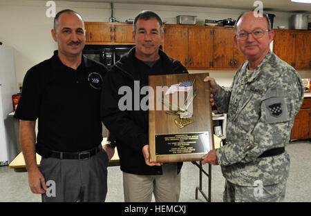 Generalmajor William D. Razz Waff, kommandierenden General der Armeereserve 99. Regional Support Command, Geschenke, die 2012 Armee Stabschef Supply Excellence Award an Mitglieder der 99. RSC Equipment Konzentration Seite 88 20 Dezember auf Fort Pickett, VA. ECS 88 schlagen aus mehr als 140 anderen Armee Reserve ECSs bundesweit in der Army Reserve Tabellen der Verteilung und der Zulagen zu gewinnen , Kleine Kategorie. "Dies ist ein großes Angebot Preis, aber es sind die Menschen dahinter, die es wirklich toll, machen", sagte Waff. Das Supply Excellence Award-Programm zielt auf die Bereitschaft von allen Einheiten der Armee und Zuwendungen Stockfoto