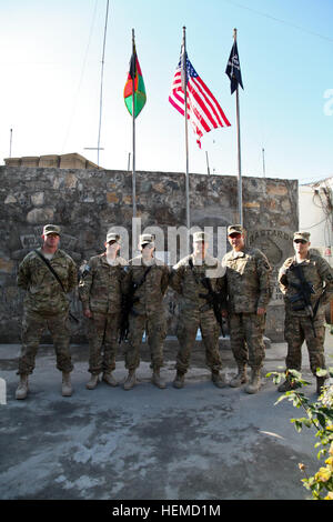 US Armee Command Sergeant Major Thomas Eppler, zweiter von rechts, posiert für ein Gruppenfoto mit Soldaten, die mit Delta Company, 2. Bataillon, 327th Infanterie-Regiment, 1st Brigade Combat Team, 101st Airborne Division (Air Assault) auf Combat Outpost Monti, Provinz Kunar, Afghanistan, 30. Dezember 2012. Eppler hatte Münzen an zwei junior eingetragene Soldaten, Zentrum für herausragende Leistungen verliehen. (US Armee-Foto von Spc. Jenny Lui/freigegeben) Zeremonie im COP-Münze Monti 121230-A-TT389-077 Stockfoto