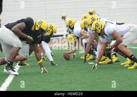 Highschool-Athleten in der US-Armee All-American Bowl West-Team spielen machen Sie sich bereit für ein Übungsspiel Blossom Athletic Center in San Antonio, 31. Dezember 2012. 5. Januar 2013 wird die jährliche Ost gegen West High School All-Star-Fußballspiel gespielt.  (US Armee-Foto von Pfc. Victor Blanco/freigegeben) US-Armee All-American Bowl 121231-A-ZZ999-355 Stockfoto