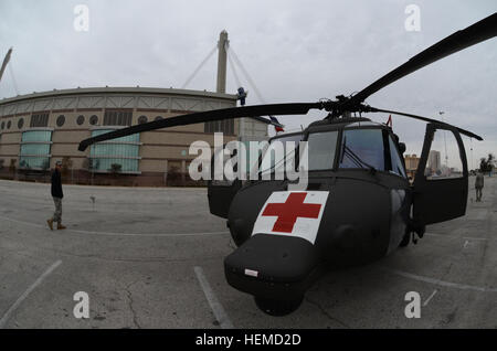 Ein UH-60 Blackhawk sitzt außerhalb der Alamodome in San Antonio 2. Januar 2013. Das Flugzeug war auf dem Display außerhalb des Stadions, Teil des militärischen zeigt in der ganzen Stadt an der US-Armee All-American Bowl, Jan. 5 stattfinden zu gedenken platziert. Die Armee hat der All-American Bowl in San Antonio seit 2002 veranstaltet Hervorhebung der besten Highschool-Athleten aus in der gesamten Nation. (Foto: US Army Reserve Sgt. 1. Klasse Carlos J. Lazo, 302. Mobile Public Affairs-Abteilung) US-Armee All-American Bowl - Black Hawk Ankunft 130102-A-XA675-232 Stockfoto