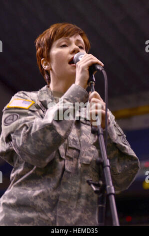 Sänger der US Army Field Band tritt am 3. Januar 2013 im Alamodome in San Antonio, Texas auf. Der Auftritt ist Teil von öffentlichen militärischen Veranstaltungen und des All-American Bowl-Programms der US Army. Stockfoto