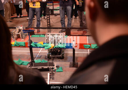 Die Roboter werden während des VEX Robotics Competition, der am 4. Januar 2013 an der Sunset Station in San Antonio (Texas) stattfindet, kontrolliert. Der Wettbewerb, der vom All-American Bowl der US Army gesponsert wird, testet Ingenieurskunst, Programmierung und operative Fähigkeiten in einem Wettbewerbsumfeld. Stockfoto