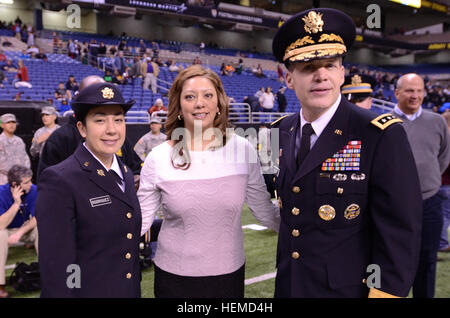 Vor ihrer Inbetriebnahme zum 2nd Lieutenant posieren Cadet Ashley Rodriguez und ihre Mutter, für ein Foto mit Generalleutnant Jeffrey W. Talley, Chef der Armee-Reserve und Kommandeur allgemein, Vereinigte Staaten Armee-Reserve-Befehl, während die 2013 US Armee All-American Bowl an der Alamodome in San Antonio, Jan 5. Rodriguez wurde ihrer Indienststellung durch Ausfüllen des Reserve Officer Training Corp an der Universität des menschgewordenen Wortes in San Antonio. Talley gab der Eid des Amtes auf dem Feld vor dem Spiel begann. (Foto: US Army Reserve SGT Andrew Valles, 205. Public Affairs Operations Center) US-Ar Stockfoto