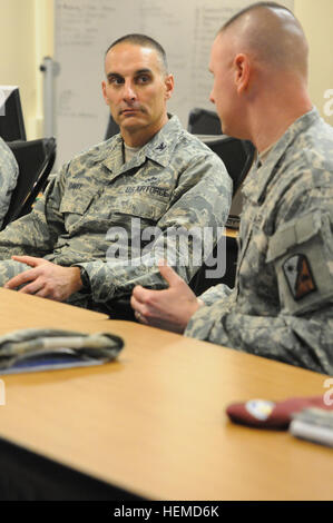 Von rechts nach links: Oberstleutnant Matthew Hamilton, unterstützen Operationsoffizier verantwortlich für 82nd Sustainment Brigade, und ein Lucasville, Ohio, native, briefs Colonel Anthony Davit, Kommandant der 820th Rapid Engineering einsetzbare schwere Operationen Reparatur Geschwader, aus Nellis Air Force Base, Nevada, in der 82. Sustainment Brigade Mission Kommandozentrale. 82. Sustainment Brigade Gastgeber RED HORSE 130107-A-QD996-002 Stockfoto