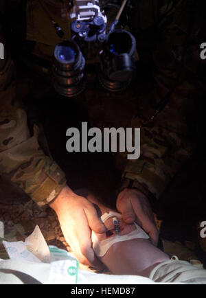 Afghanische und Koalition zwingt Zug über die erweiterte erste Hilfe während einer direkten Feuer-Simulation auf FOB Bastion, Provinz Helmand, Afghanistan, 9. Januar 2013. Gemeinsame Dienste haben in Vorbereitung auf die Inanspruchnahme ab 2014 noch härter trainiert. (US Armee-Foto von Sgt. Richard W. Jones Jr.) Simulation bei FOB Bastion 130109-A-QU939-314 Stockfoto