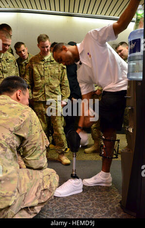 SPC. Chris Anderson zeigt seine Prothese und "kleinen Stub' Kolleginnen und Soldaten vom 4. Bataillon, 23. Infanterie-Regiment, 2nd Stryker Brigade Combat Team, 2. US-Infanteriedivision, Jan. 11, an der Seattle-Tacoma International Airport. Anderson, der sein Bein zu einem improvisierten Sprengsatz im Juli verloren, planten eine Reise nach Joint Base Lewis-McChord, Washington, die Männer von Firma B, 4-23 INF Anderson, aber überraschen, war überrascht, die Männer, die auf ihn wartet am Flughafen für eine Welcome Home-Zeremonie seine Frau, Spc. Jasmin Anderson, auch mit 2: 2 SBCT, mit Hilfe der lokalen Meer angeklagt Stockfoto