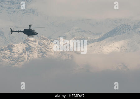 Ein OH - 58D Kiowa Warrior Hubschrauber reagiert auf eine simulierte Fahrzeug getragen improvisierten Sprengkörpern und Kleinwaffen Angriff auf einen Einstiegspunkt für Kontrolle auf Lager Sabalu-Harrison während einer gemeinsamen Übung 12. Januar 2013. Die JTX kombiniert die Antwort Bemühungen der 488th Military Police Company, Task Force Titan, Afghan National Army Wächter Kraft, 455. Air Expeditionary Wing und 2. Eskadron / 17. Kavallerie-Regiment, 101st Airborne Division, um festzustellen, wie effektiv die ANA und US-Truppen einen komplexen Angriff auf ECP reagieren könnten. (Foto von US Armee Sgt. Katie D. Summerhill) Gemeinsame trai Stockfoto