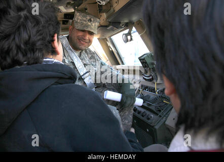 Army Staff Sgt Pascual Romero, 47. Transportation Company-Squad-Leader, lächelt als Pfadfinder zu sprechen auf einem Lautsprecher eines Bergwerks beständig Hinterhalt geschützt Fahrzeugs im Camp Arifjan, Kuwait, Samstag, 12. Januar 2013. Romero, ein Strawn, Texas Bewohner, lassen Sie die Pfadfinder, die Funktionen der Fahrzeuge nach einem ersten Briefing zu erkunden. (Foto: U.S. Army Sergeant William E. Henry, 38. Sustainment Brigade) Pfadfinder besuchen US-Soldaten in Kuwait 130112-A-TC907-002 Stockfoto