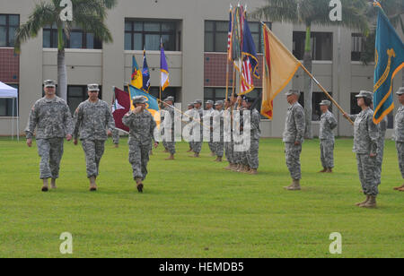 Major General Michele Compton, scheidenden Kommandeur des 9. Mission Support Command, inspiziert den Befehl ein letztes Mal zusammen mit Generalmajor William G. Beard, stellvertretender Kommandierender general für die United States Army Reserve, United States Army Pacific und Oberst John E. Cardwell, eingehende Kommandeur des 9. Mission Support Command, bei einem Wechsel der Befehl Zeremonie, hier, Jan. 12. Cardwell, ein Eingeborener von Loudon, Tennessee, wird Befehl etwa 3.500 Soldaten und Zivilisten, die stolz in Hawaii, Alaska, Guam, Saipan, Amerikanisch-Samoa, Südkorea und Japan dienen. Diese geografische Region encompasse Stockfoto