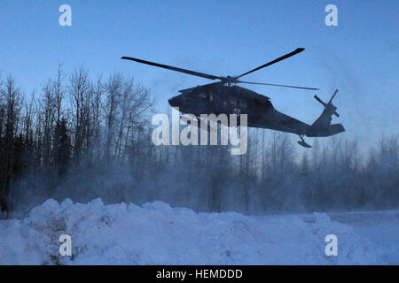 Soldaten aus dem 1. Bataillon, 5. Infanterie-Regiment, 1st Stryker Brigade Combat Team, 25. Infanterie-Division, zusammen mit dem 1. Bataillon, 52d Aviation Regiment, medizinische Evakuierung Ausbildung an Fort Wainwright, Alaska am 15. Jan durchzuführen. (US Armee-Foto von Sgt. Michael Blalack, 1/25 SBCT Public Affairs) Arktische Wölfe und fliegenden Drachen Team für MEDEVAC training 130616-A-AX238-002 Stockfoto