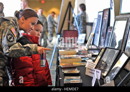 Sgt. 1. Klasse Stephanie Cazares, senior Unteroffizier in der 4. Brigade, 1. US-Panzerdivision und ihren acht Jahre alten Sohn Anthony Cazares besuchen eine Ausstellung in der Dr. Martin Luther King Jr. Tribut von der 15. Sustainment Brigade im Centennial Conference and Banquet Center 17. Januar 2013 gehostet. Anthony besucht die Schule in Hurshel Antwine Elementary School, Heimat der die Cougars. Selma nach Montgomery nach El Paso, führt die historische Spur 130118-A-WO769-155 Stockfoto