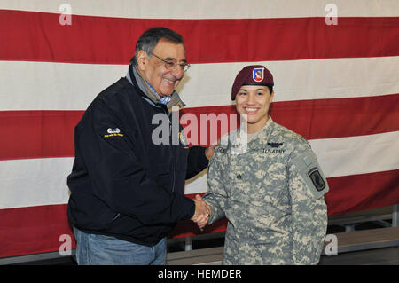 US-Verteidigungsminister Leon Panetta besucht mit Soldaten der US Army Europe 173rd Airborne Brigade Combat Team bei Caserma Ederle in Vicenza, Italien, 17. Januar. Panetta führte eine einstündige Bürgerversammlung mit Soldaten der 173. ABCT, beantwortete Fragen und trat Truppen zur Mittagszeit im Süden der Alpen Dining Facility. Danach setzte er auf das Vereinigte Königreich, seine letzten Übersee-Tournee als der Nation Top Verteidigung offizielle abzuschließen. (Foto von Barbara Romano, Vicenza Fotolabor) US-Verteidigungsminister Leon Panetta besucht Vicenza, Januar 2013 130117-A-VY358-010 Stockfoto