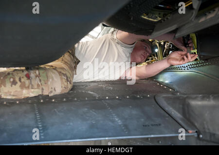 SPC. Allen Gregory, D Company, 1. Bataillon, 101st Combat Aviation Brigade, AH-64 Apache Mechaniker, kratzt die Überreste einer alten Dichtung aus der Innenseite der Beschickungsöffnung um einen neuen Favoriten mit Forward Operating Base Salerno, Afghanistan, 18. Januar 2013 installieren. (Foto: US-Armee Sgt. Duncan Brennan, 101. CAB-Öffentlichkeitsarbeit) "No Mercy" Soldaten pflegen Perfektion 130118-A-IA071-049 Stockfoto