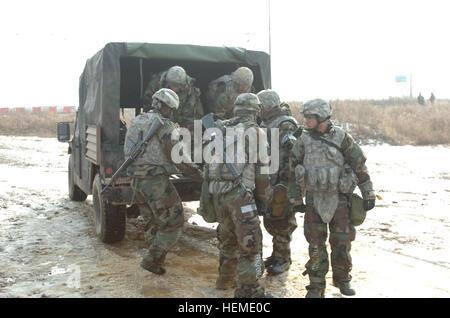 US-Soldaten zugewiesen 6. Bataillon, 37. Feldartillerie-Regiment, 210. Feuer Brigade der 2. Infanterie-Division, Aussteigen aus einem Humvee während ein Höhepunkt Training Übung (CTE) in der Provinz Gyeonggi-do, Südkorea, 31. Januar 2013. CTEs sind Szenario-basierte Übungen, die Bereitschaft in individuellen und kollektiven Aufgaben zu bewerten.  (US Armee-Foto von Personal-Sergeant Carlos Davis/freigegeben) 6 37 FA führt medizinische Evakuierung training 130131-A-WG463-098 Stockfoto