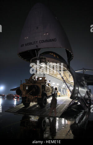 Eine Mine-resistente, Hinterhalt-geschützten Fahrzeug fährt auf ein US-Air Force c-5 Galaxy Transportflugzeug Bagram Airfield in Parwan Provinz, Afghanistan, 2. Februar 2013.  (US Armee-Foto von 1st Lt. Henry Chan/freigegeben) C-5 Last-Up 130202-A-WZ553-413 Stockfoto