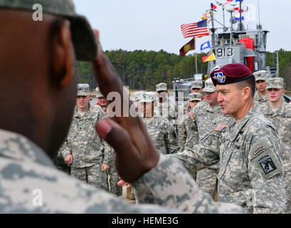 Lt. General Daniel B. Allyn, Kommandant, XVIII Airborne Corps, spricht mit Soldaten aus dem 10. und 11. Transport Bataillone, 7. Sustainment Brigade, während eines Besuchs am 7. Februar, aus erster Hand die Fähigkeiten und Stärken des Gerätes zu sehen. Er wurde von Oberst Jennifer Reinkober, Kommandant, und Command Sergeant Major Tony Escalona, Befehl Sergeant-Major, der die 7. Sus begrüßt. BDE., besuchte als Allyn mit Soldaten in der Brigade. XVIII Airborne Corps Commander besucht entschlossene Krieger 869560 Stockfoto