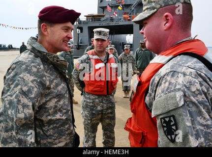 Lt. General Daniel B. Allyn, Kommandant, XVIII Airborne Corps, spricht mit Soldaten aus dem 10. und 11. Transport Bataillone, 7. Sustainment Brigade, während eines Besuchs am 7. Februar, aus erster Hand die Fähigkeiten und Stärken des Gerätes zu sehen. Er wurde von Oberst Jennifer Reinkober, Kommandant, und Command Sergeant Major Tony Escalona, Befehl Sergeant-Major, der die 7. Sus begrüßt. BDE., besuchte als Allyn mit Soldaten in der Brigade. XVIII Airborne Corps Commander besucht entschlossene Krieger 869561 Stockfoto