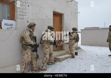 Georgische Soldaten mit Charlie Kompanie 33. Infanterie-Bataillon tritt in eine Tür in einer replizierten Polizeistation während einer Mission Probe ausüben (MRE) an den Joint Multinational Readiness Center in Hohenfels, Deutschland, 9. Februar 2013. Die georgische MRE ist eine kombinierte Übung in die USA, die und georgische Soldaten Aufstandsbekämpfung, Stabilität und Transport Operationen in Vorbereitung für einen Einsatz in Afghanistan zur Unterstützung der NATO üben. (US Armee-Foto von Sgt. Nicholaus Williams/freigegeben) Georgische MRE 13-03 130209-A-DI345-006 Stockfoto