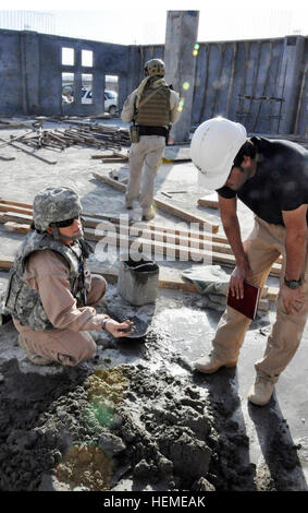 Margaret Benningfield, ein Qualitätsbeauftragter Bau mit Afghanistan Engineer District-Süd, prüft Beton auf einer Baustelle in der Provinz Kandahar, Afghanistan, 12. Februar 2013. Abbau von Barrieren, Aufbau respektieren 130212-A-VE987-862 Stockfoto