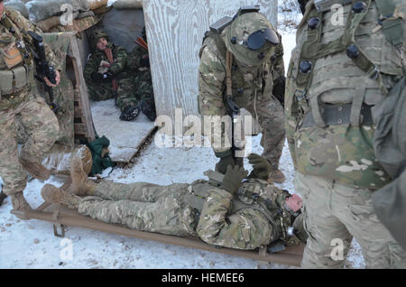 Georgische Armeesoldaten von Bravo Company, 33. Infanterie-Bataillon, bereiten einen fiktiv verwundeten Soldaten für eine medizinische Evakuierung während einer Mission Probe Übung bei der Joint Multinational Readiness Center in Hohenfels, Deutschland, 14. Februar 2013. Die georgische MRE ist eine kombinierte Übung in die USA, die und georgische Soldaten Aufstandsbekämpfung, Stabilität und Transport Operationen in Vorbereitung für einen Einsatz in Afghanistan zur Unterstützung der NATO üben. (US Armee-Foto von Sgt. Nicholaus Williams/freigegeben) Auftrag von Georgia Probe Übung 13-3 130214-A-DI345-001 Stockfoto