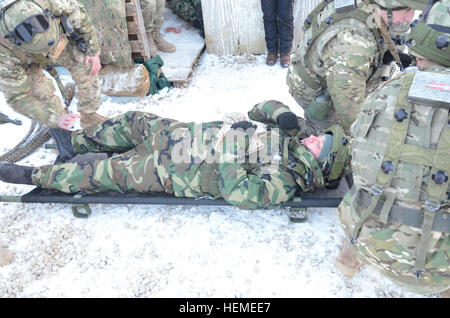 Georgische Soldaten von Bravo Company, 33. Infanterie-Bataillon fiktiv Verwundeten bulgarische Armee Soldat vorbereiten eine medizinische Evakuierung während einer Mission Probe Übung bei der Joint Multinational Readiness Center in Hohenfels, Deutschland, 14. Februar 2013. Die georgische MRE ist eine kombinierte Übung in die USA, die und georgische Soldaten Aufstandsbekämpfung, Stabilität und Transport Operationen in Vorbereitung für einen Einsatz in Afghanistan zur Unterstützung der NATO üben. (US Armee-Foto von Sgt. Nicholaus Williams/freigegeben) Auftrag von Georgia Probe Übung 13-3 130214-A-DI345-002 Stockfoto