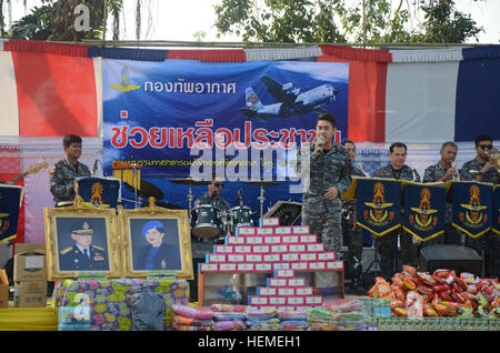 Mitglieder von der Royal Thai Air Force Band führen zu einer Einweihungsfeier für ein neues Mehrzweck Schulgebäude in San Pa Tong Bezirk, Provinz Chiang Mai, Thailand, 18. Februar 2013. Das Gebäude wurde mit Unterstützung von multinationalen Streitkräfte im Rahmen des engineering Bürgerbeteiligung-Projekt während des Trainings Cobra Gold 13 gebaut. Die regelmäßige Joint/kombinierter Übung soll multilateralen Operationen in der Region Asien-Pazifik zu verbessern.  (US Armee-Foto von Sgt. Catherine Sinclair/freigegeben) Einweihungsfeier verstärkt Engagement für multinationale Zusammenarbeit 130218-A-HC609-002 Stockfoto