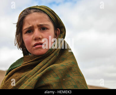 Ein lokales afghanischen Mädchen spielt außerhalb der medizinischen Seminar-Zelt im Qarah Bagh District, Provinz Ghazni, Afghanistan, 19 Februar. Koalitionstruppen fand das Seminar um sanitäre Grundversorgung, Kinder Impfungen und weiblichen Schwangerschaft-Verhinderung zu besprechen.  (US Armee-Foto von Spc. Jessica Reyna/freigegeben) Tätigkeit in der Provinz Ghazni 130219-A-SL739-066 Stockfoto