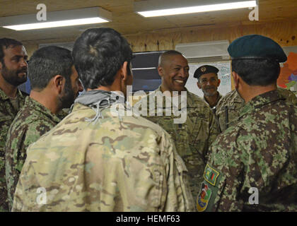 US Armee Command Sergeant Major Thomas R. Capel, Center, International Security Assistance Force und United States Forces-Afghanistan, eingetragene Führungsmitglied teilt einen hellen Moment mit Afghan National Army Soldaten, die 2. Brigade, 201. Corps im Forward Operating Base Joyce zugewiesen. Während die Schlachtfeld-Zirkulation Capel führte eine Fragerunde mit Soldaten, traf sich mit leitenden Führungskräften und tourte die afghanischen Nationalarmee Seite der Basis. (Foto: U.S. Army Staff Sgt Richard Andrade, Task Force lange Messer Public Affairs) ISAF eingetragenen Führungsmitglied besucht FOB Joyce 130302-A Stockfoto