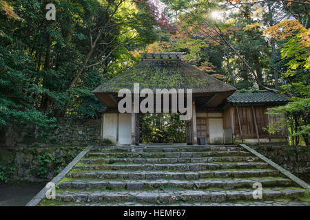 Strohdach-Eintrag zum Honen-in Tempel, Kyoto, Japan Stockfoto