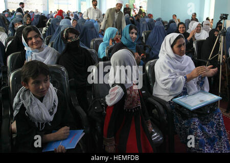 Einheimische Frauen hören zu einem Lautsprecher bei einer internationalen Frauen Tag treffen Hauptquartier der Khost Provinz Khost Stadt Khost Provinz, Afghanistan, 9. März 2013. Das Treffen war eine der größten Versammlungen der Frauen, die jemals in der Provinz Khost auftreten. Sie haben einer Frau Kraft und Verantwortung in ihrem Haushalt sowie Hochschulbildung für alle Frauen und Mädchen. (Foto: US-Armee Sgt. Kimberly Trumbull / veröffentlicht) Internationaler Frauentag-Day-Meeting in Khost Provinz 130309-A-PO167-264 Stockfoto