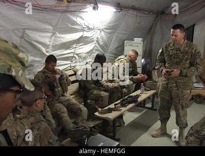 Kaplan (Capt) Ronnie Irwin, 501. Brigade Support Battalion und ein Eingeborener von Clinton, Frl., betet für die Soldaten der Hauptsitz Stabskompanie, 501. BSB vor einer Patrouille, 9.März.  Irwin hat fast jeder Konvoi seit seiner Ankunft in Afghanistan für Soldaten beten kurz besucht. Jedes bisschen hilft, ein Kaplan unerschütterliche Hingabe an seine Soldaten 130309-A-DL887-001 Stockfoto