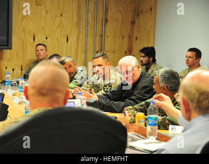 Anthony Cordesman, Center, die Arleigh A. Burke Lehrstuhlinhaber in Strategie am Center for Strategic and International Studies, trifft sich mit Mitgliedern der 4. Stryker Brigade Combat Team, 2nd Infantry Division bei nach vorn Operating Base Zangabad in Provinz Panjwai Bezirk von Kandahar, Afghanistan, 14. März 2013.  (US Armee-Foto von Sgt. Kimberly Hackbarth/freigegeben) Think Tank Mitglieder treffen sich mit CTF 4-2 130314-A-PV892-058 Stockfoto